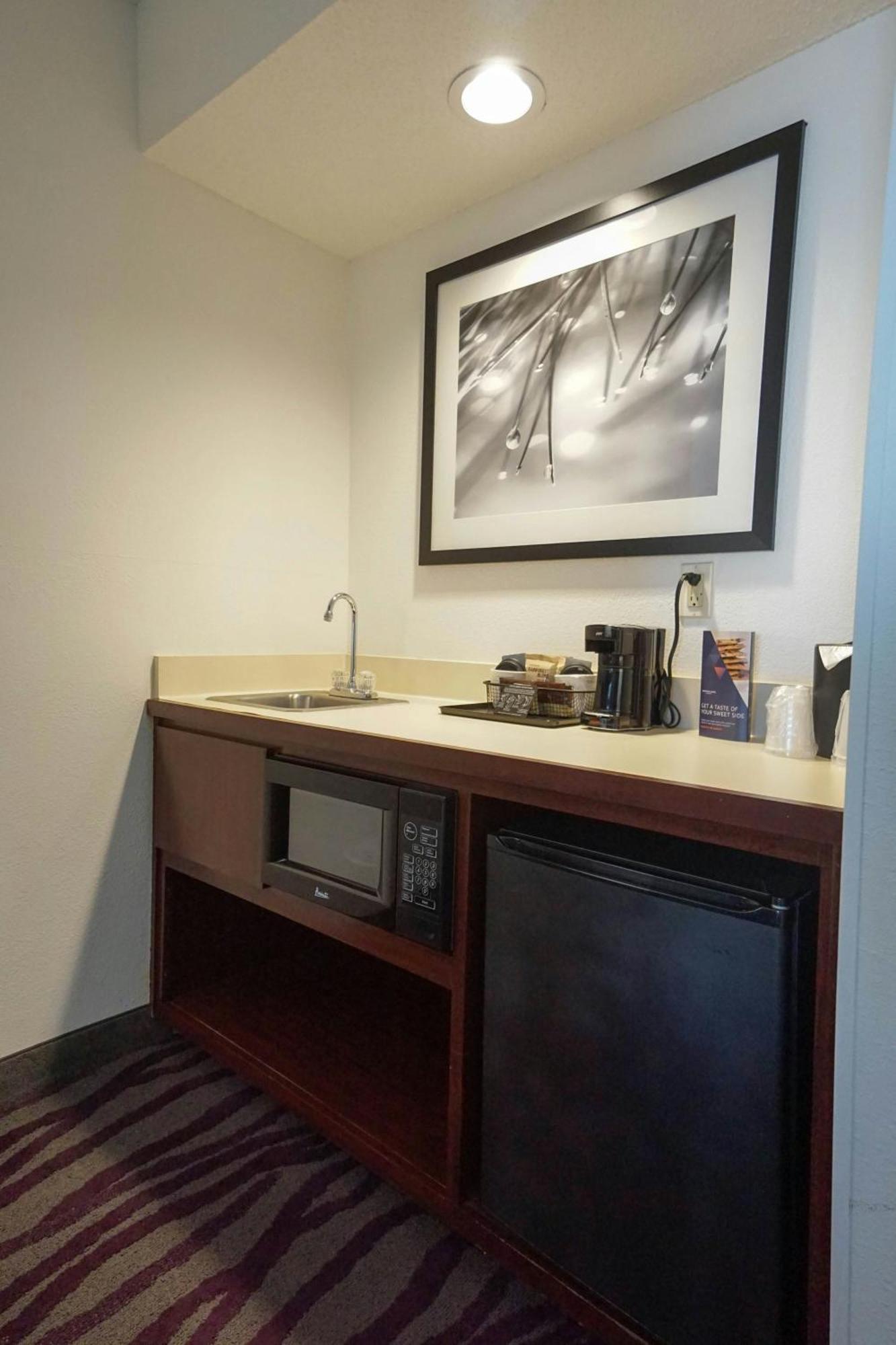 Springhill Suites By Marriott Savannah Midtown Exterior photo